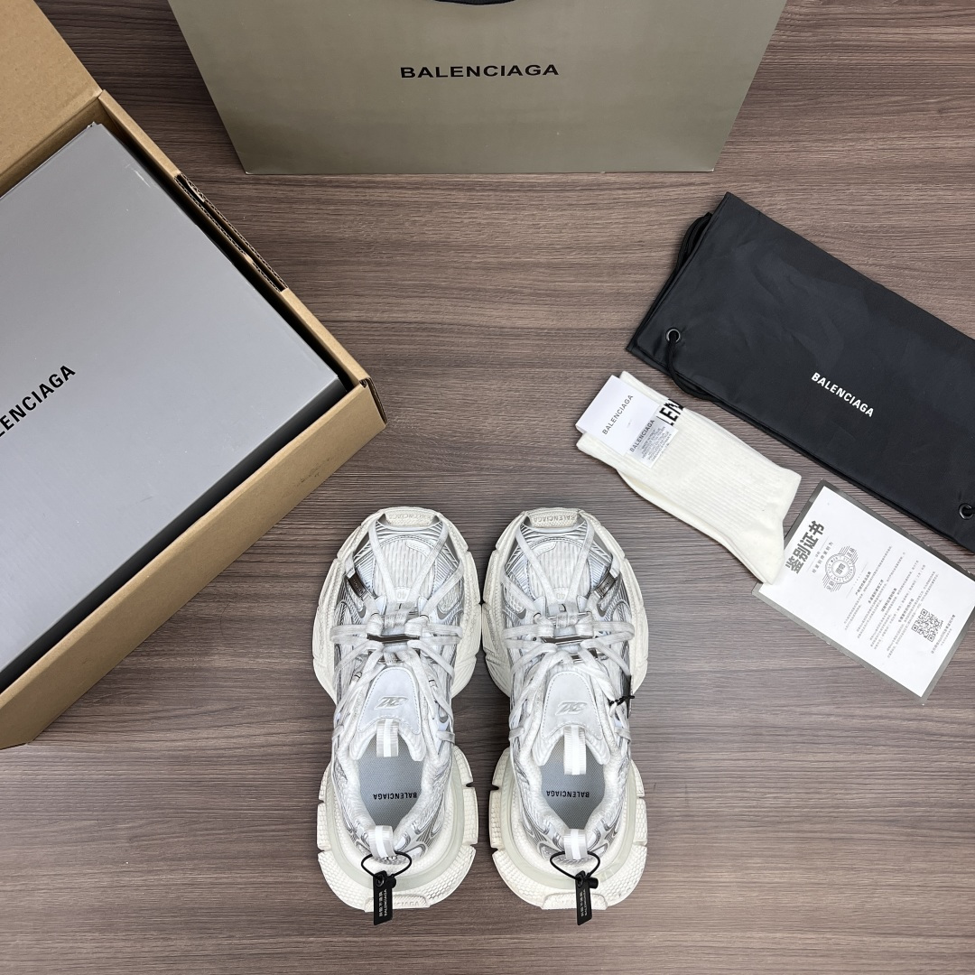 Balenciaga Balenciaga巴黎世家 3XL扣式绑带 圆头系带 低帮 老爹鞋 白银色 在延续 Track Trainer 户外轮廓和复杂鞋面结构的同时
