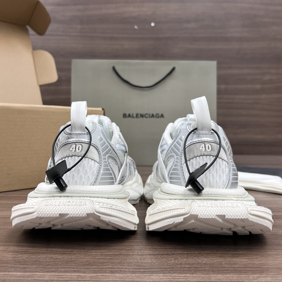 Balenciaga Balenciaga巴黎世家 3XL扣式绑带 圆头系带 低帮 老爹鞋 白银色 在延续 Track Trainer 户外轮廓和复杂鞋面结构的同时