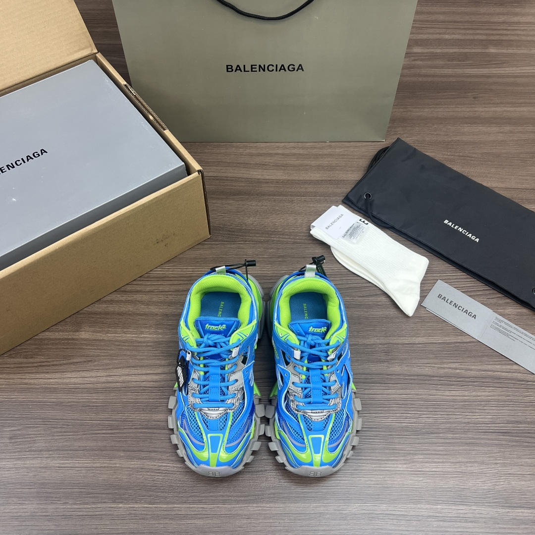 NO:408593,Top version Balenciaga Track 4.0 fluorescent blue. Added a new design. While continuing the outdoor contour and complex upper structure of the Track Trainer, it is an upgrade to the previous generation Track. Compared with the previous generation, the Track.2 has a more complex appearance, and the upper is composed of 176 parts. Packaging: A complete set of Dewu accessories reinforced aircraft box packaging!  Number of codes: 35-46 (positive code), daddy shoes, balenciaga, balenciaga19860909顶级版本 巴黎世家 Balenciaga Track 4.0 荧光蓝. 增加全新设计 在延续 Track Trainer 户外轮廓和复杂鞋面结构的同时,是对前代Track的升级.与前一代相比,Track.2 有着更为复杂的外观,鞋面由176个部件组成 . 包装:全套得物配件加固飞机盒包装！ 码数:35-46码(正码),老爹鞋,balenciaga,balenciaga,Women's Shoes