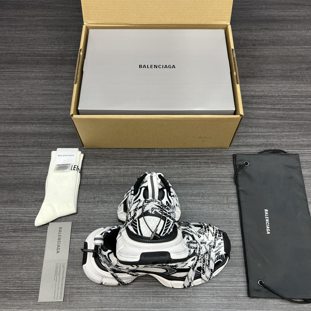 Balenciaga 纯 本Balenciaga Phantom Sneaker 巴黎世家全新做旧3XL Logo绑带做旧潮流跑鞋 在延续 Track Trainer 户外轮廓和复杂鞋面结构的同时