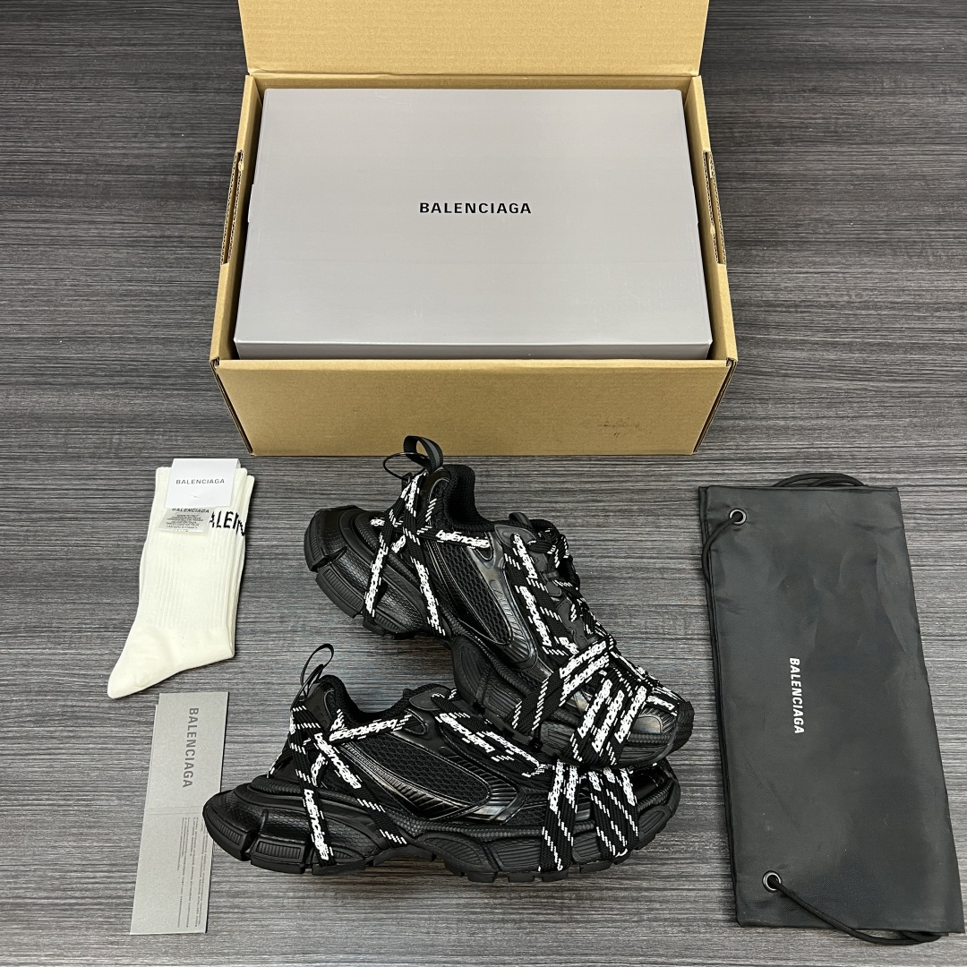 Balenciaga 纯 本Balenciaga Phantom Sneaker 巴黎世家全新做旧3XL Logo绑带做旧潮流跑鞋 在延续 Track Trainer 户外轮廓和复杂鞋面结构的同时
