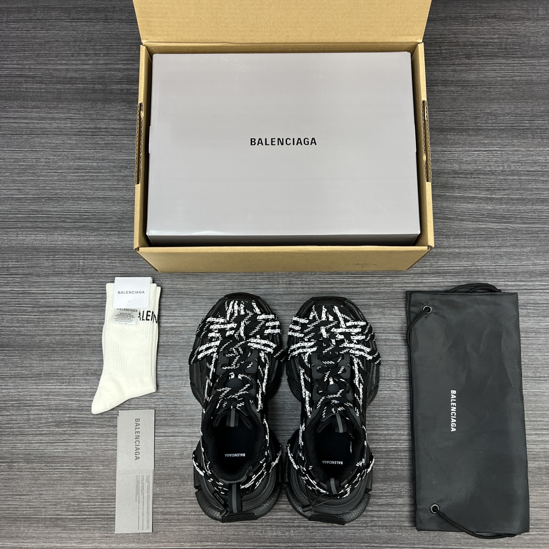 Balenciaga 纯 本Balenciaga Phantom Sneaker 巴黎世家全新做旧3XL Logo绑带做旧潮流跑鞋 在延续 Track Trainer 户外轮廓和复杂鞋面结构的同时