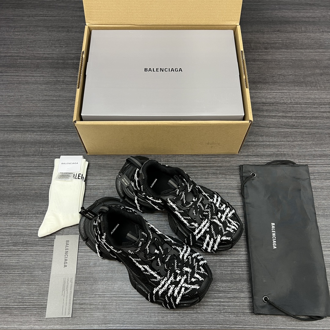 Balenciaga 纯 本Balenciaga Phantom Sneaker 巴黎世家全新做旧3XL Logo绑带做旧潮流跑鞋 在延续 Track Trainer 户外轮廓和复杂鞋面结构的同时