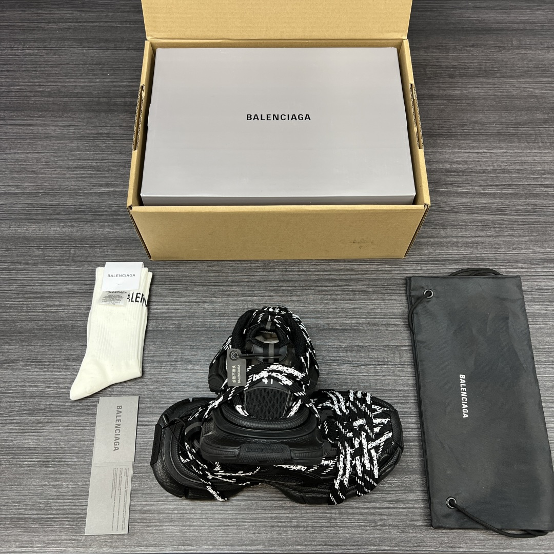 Balenciaga 纯 本Balenciaga Phantom Sneaker 巴黎世家全新做旧3XL Logo绑带做旧潮流跑鞋 在延续 Track Trainer 户外轮廓和复杂鞋面结构的同时