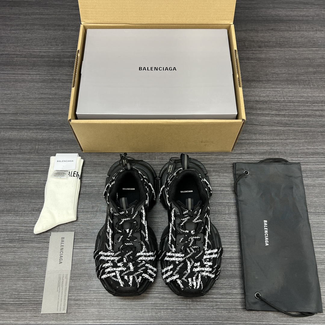 Balenciaga 纯 本Balenciaga Phantom Sneaker 巴黎世家全新做旧3XL Logo绑带做旧潮流跑鞋 在延续 Track Trainer 户外轮廓和复杂鞋面结构的同时