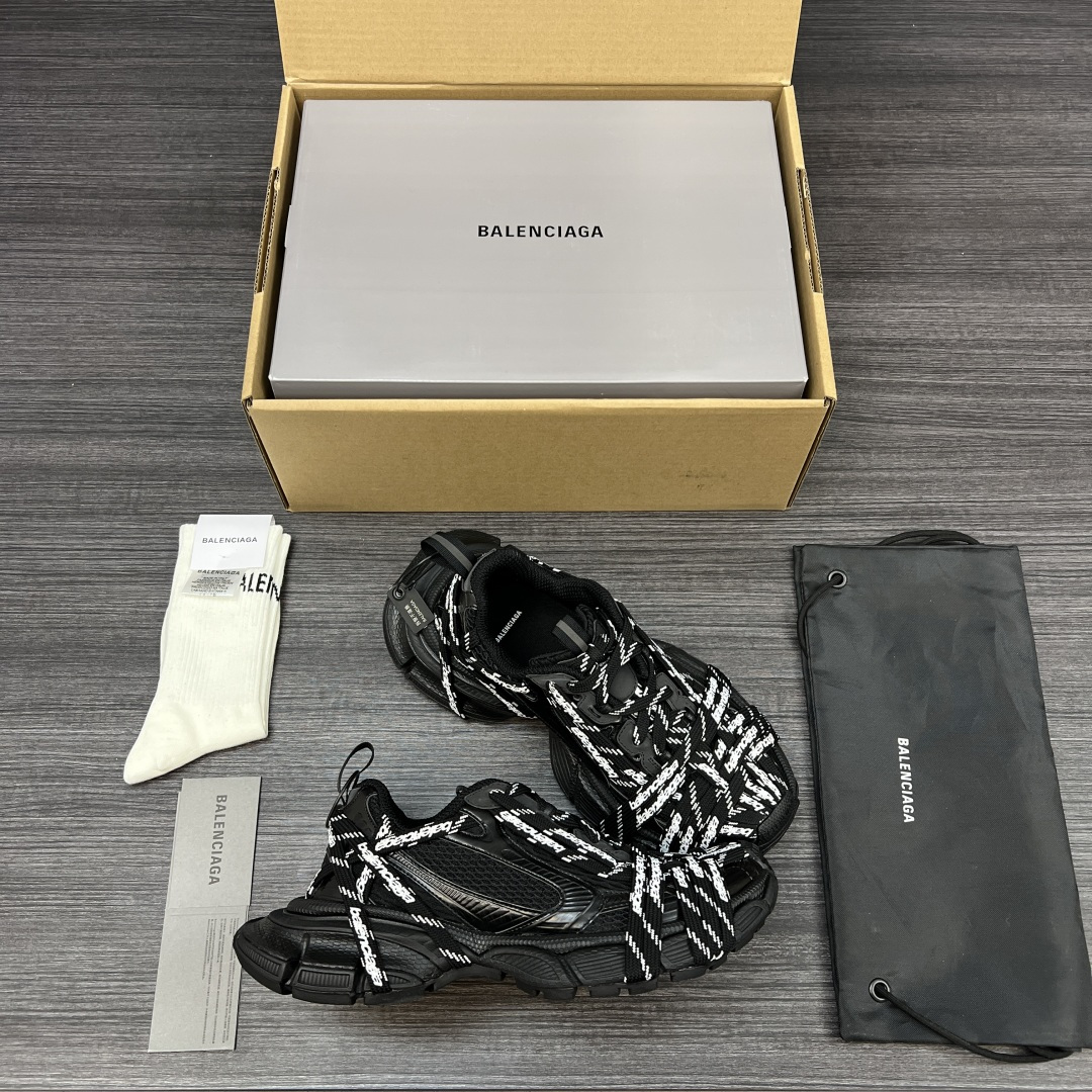 Balenciaga 纯 本Balenciaga Phantom Sneaker 巴黎世家全新做旧3XL Logo绑带做旧潮流跑鞋 在延续 Track Trainer 户外轮廓和复杂鞋面结构的同时