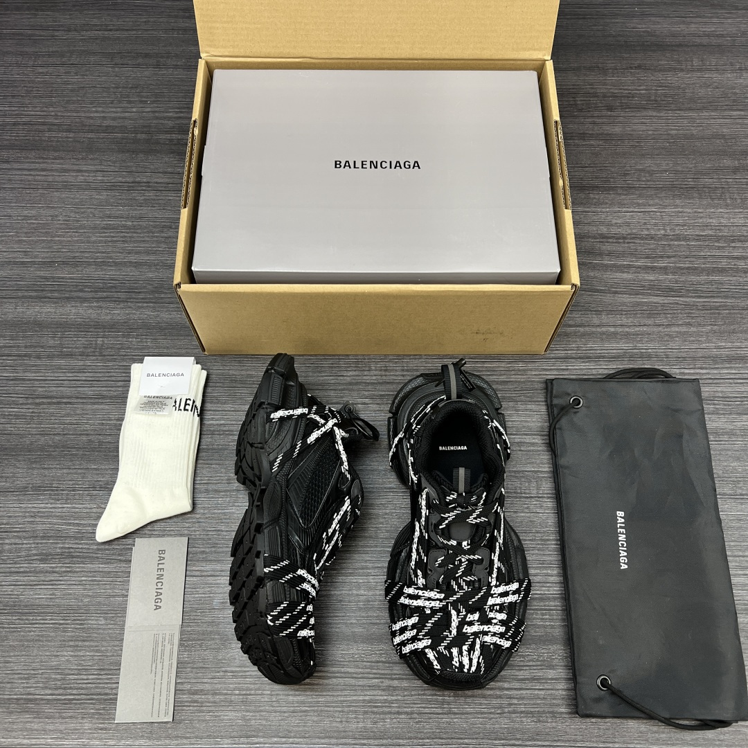 Balenciaga 纯 本Balenciaga Phantom Sneaker 巴黎世家全新做旧3XL Logo绑带做旧潮流跑鞋 在延续 Track Trainer 户外轮廓和复杂鞋面结构的同时
