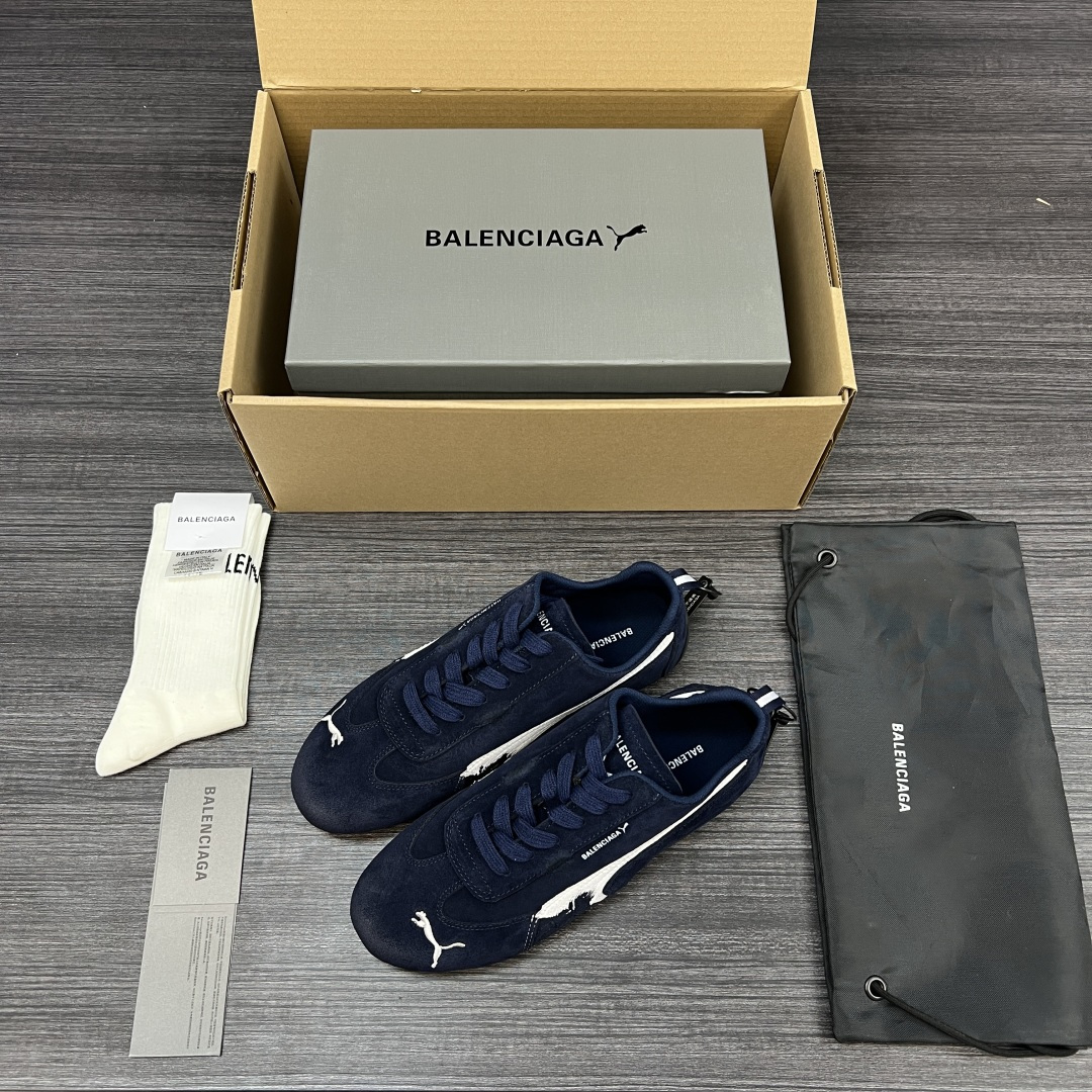 NO:422933,Pure original version of Balenciaga PUMA Speedcat sneakers dark blue. Demna designed a new winter 25 series Balenciaga and PUMA joint cooperation model. The upper uses imported Niujing old polishing elements to create a flexible sock-style fit, while retaining the original light and flexible flat-soled design. Packaging: Full set of accessories reinforced aircraft box packaging!  Size: 35-40 size for women (40 custom made without return or exchange) 40-46 size for men (45.46 custom made without return or exchange), casual shoes/sports shoes, balenciaga, balenciaga, sneakers19860909纯原版本Balenciaga巴黎世家PUMA Speedcat运动鞋深蓝色. Demna设计的全新冬季25系列Balenciaga与PUMA的联名合作款 鞋面采用进口牛京 做旧打磨元素打造出灵活的袜套式贴合感,同时保留了原本轻薄、灵活的平底设计. 包装:全套配件加固飞机盒包装！ 码数:女35-40码（40定做不退换） 男40-46码（45.46定做不退换）,休闲鞋/运动鞋,balenciaga,balenciaga,sneakers,Women's Shoes