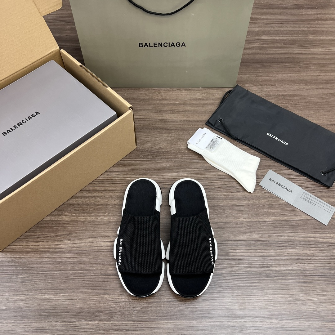 NO:408633,Top Balenciaga Speed ​​2.0 Round Head Open-toe Fashionable Sandwich Black and White Same Model for Men and Women!  Speed ​​2.0 outsole is made of you foamed and injection molded, combined fly woven mesh midsole, high-strength braided mesh on the upper. Relief pattern of the sole, broken shape, excellent comfort for the foot!  Packaging: Full set of Dewu accessories reinforced aircraft box packaging!  Size: 35-46 (a size larger), slippers, balenciaga, balenciaga, slippers19860909顶级Balenciaga巴黎世家 Speed 2.0 圆头 露趾时尚凉拖 黑白色 男女同款！ Speed 2.0 大底采用you 材质发泡注塑成型 组合飞织网面中底 鞋面高强度编织网面.鞋底浮雕纹路 断开造型 上脚舒适度极佳！ 包装:全套得物配件加固飞机盒包装！ 码数:35-46(偏大一码),拖鞋,balenciaga,balenciaga,slippers,Women's Shoes
