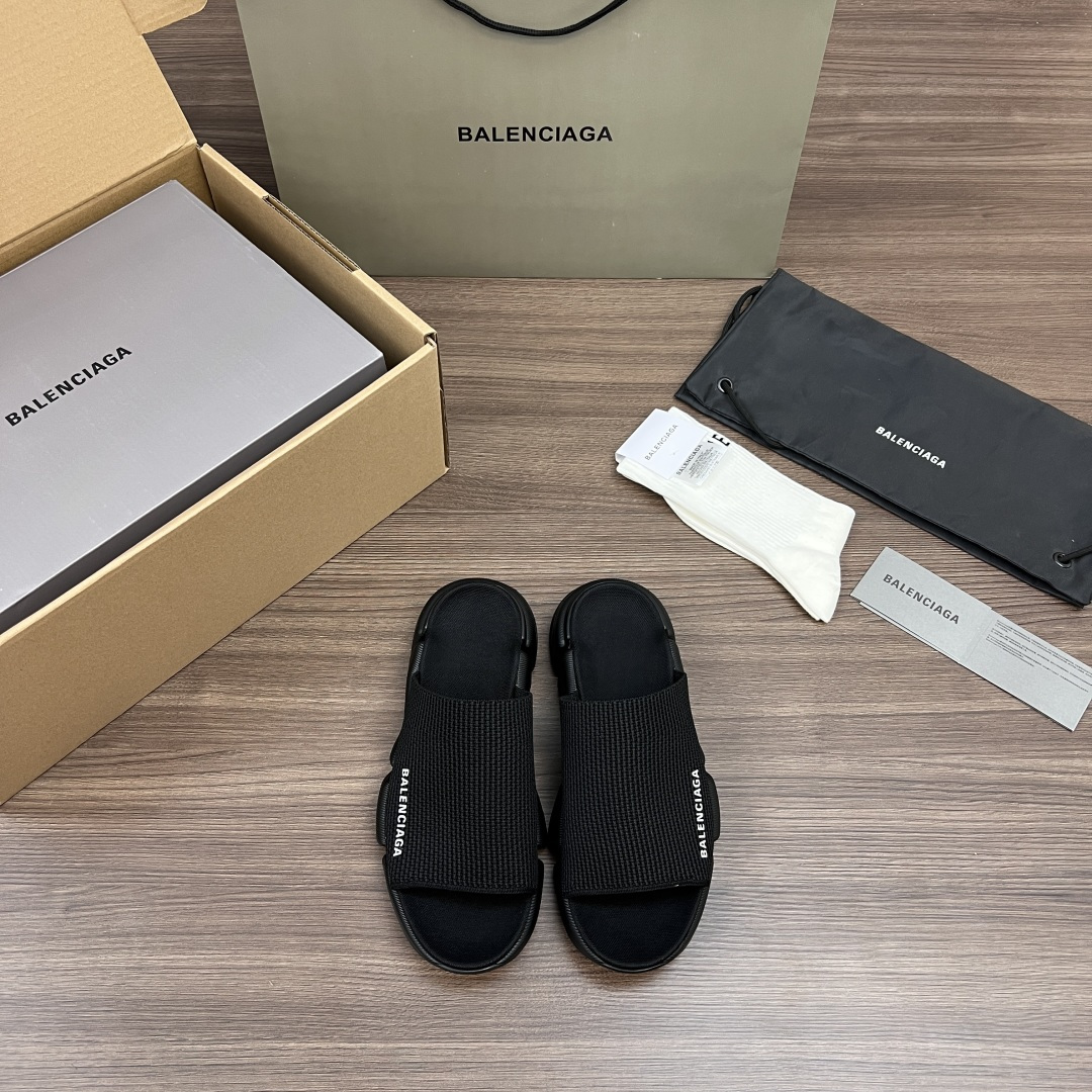 NO:408631,Top Balenciaga Speed ​​2.0 Round Head Open-toe Fashionable Sandwich All Black For Men and Women!  Speed ​​2.0 outsole is made of you foamed and injection molded, combined fly woven mesh midsole, high-strength braided mesh on the upper. Relief pattern of the sole, broken shape, excellent comfort for the foot!  Packaging: Full set of Dewu accessories reinforced aircraft box packaging!  Size: 35-46 (a size larger), slippers, balenciaga, balenciaga, slippers19860909顶级Balenciaga巴黎世家 Speed 2.0 圆头 露趾时尚凉拖 全黑色 男女同款！ Speed 2.0 大底采用you 材质发泡注塑成型 组合飞织网面中底 鞋面高强度编织网面.鞋底浮雕纹路 断开造型 上脚舒适度极佳！ 包装:全套得物配件加固飞机盒包装！ 码数:35-46(偏大一码),拖鞋,balenciaga,balenciaga,slippers,Women's Shoes