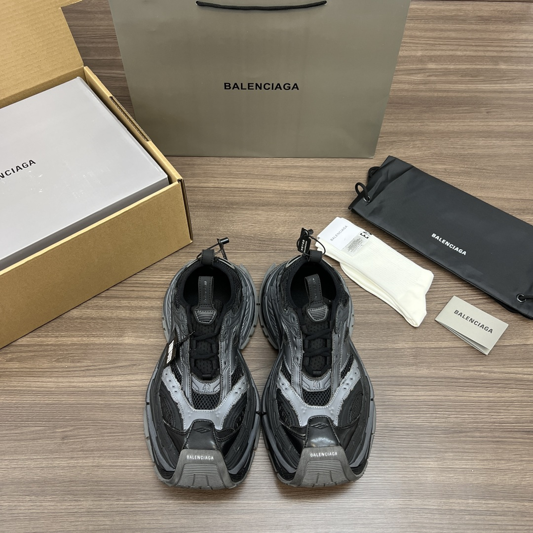 NO:422966,The top version of Balenciaga Platform 16XL thick-soled lace-up dad shoes 16cm men's black and gray Balenciaga 16xl exaggerated thick sole and unique outline are not only visually super shocking, but also can quietly increase height. Whether it is in the same frame with the personalized thick-soled boots or actual testing on the feet, they are all very cool and easily create a fashionable and outstanding look. With 16xl, the sense of fashion is strong!  Fabric fly-woven mesh spliced ​​leather, outsole, multi-layer combination, outsole, the height of the whole shoe is 16CM, the height of the outsole is measured to increase the height of the outsole, 8.5CM, and the entire shoe adopts aging and polishing process, and is full of retro and trendy flavor!  Packaging: Full set of Dewu accessories reinforced aircraft box packaging!  Number of codes: 35-45 (positive code), daddy shoes, balenciaga, balenciaga, tom ford, boots19860909顶级版本Balenciaga巴黎世家 Platform 16XL 厚底系带 老爹鞋 16cm 男款 黑灰 Balenciaga 16xl夸张的厚底和独特的轮廓,不仅视觉上超震撼,还能悄悄增高.无论是和个性的厚底靴同框,还是上脚实测,都酷劲十足,轻松打造时髦出挑的造型.有了16xl,时尚感狠狠拿捏！ 面料飞织网布拼接皮革 大底多层组合大底 整鞋高度16CM 大底增高实测8.5CM 全鞋采用做旧擦色工艺复古潮流味十足！ 包装:全套得物配件加固飞机盒包装！ 码数:35-45码(正码),老爹鞋,balenciaga,balenciaga,tom ford,boots,Women's Shoes