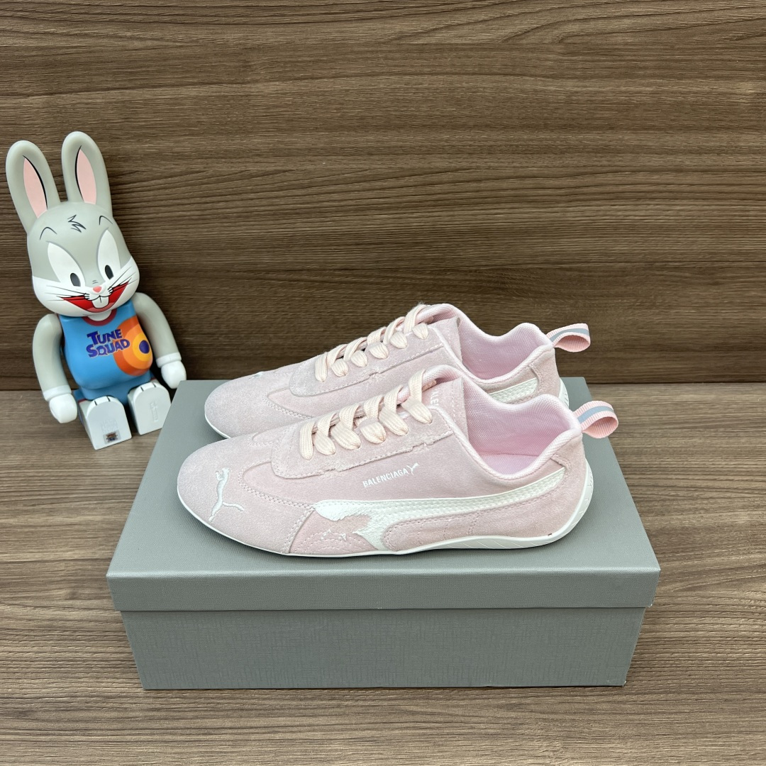 NO:490733,The top version of Balenciaga PUMA Speedcat sneakers pink. Demna designed a new winter 25 series Balenciaga and PUMA joint collaboration model. The upper uses imported Niujing old polishing elements to create a flexible sock-style fit, while retaining the original light and flexible flat-soled design. Packaging: Full set of accessories reinforced aircraft box packaging!  Size: 35-40 sizes for women (40 custom made without return or exchange), casual shoes/sports shoes, balenciaga, balenciaga, sneakers19860909顶级版本Balenciaga巴黎世家PUMA Speedcat运动鞋粉色. Demna设计的全新冬季25系列Balenciaga与PUMA的联名合作款 鞋面采用进口牛京 做旧打磨元素打造出灵活的袜套式贴合感,同时保留了原本轻薄、灵活的平底设计. 包装:全套配件加固飞机盒包装！ 码数:女35-40码（40定做不退换）,休闲鞋/运动鞋,balenciaga,balenciaga,sneakers,Women's Shoes