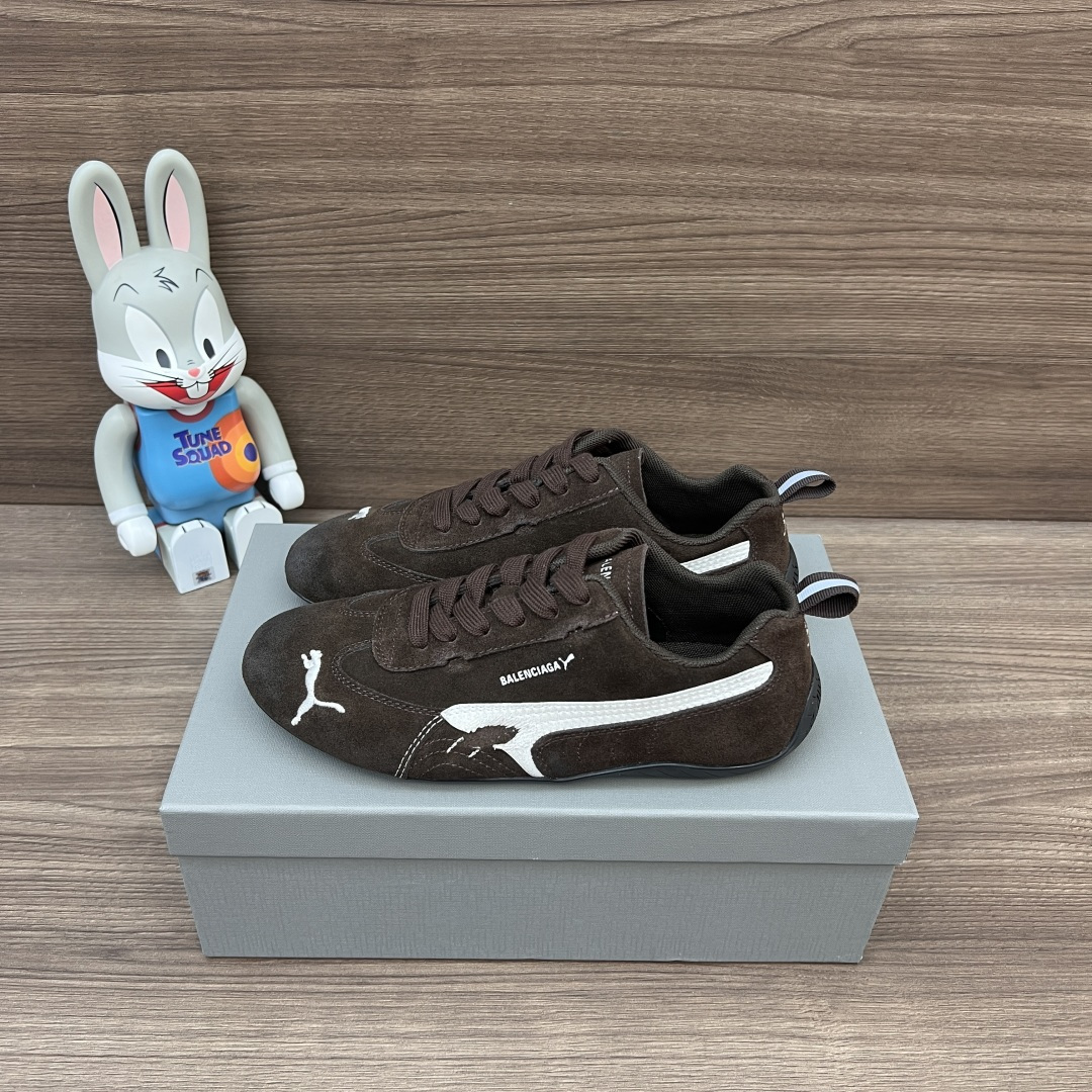 NO:490740,The top version of Balenciaga PUMA Speedcat sneakers is brown. Demna designed a new winter 25 series Balenciaga and PUMA joint cooperation model. The upper uses imported Niujing old polishing elements to create a flexible sock-style fit, while retaining the original light and flexible flat-soled design. Packaging: Full set of accessories reinforced aircraft box packaging!  Size: 35-40 size for women (40 custom made without return or exchange) 40-46 size for men (45.46 custom made without return or exchange), casual shoes/sports shoes, balenciaga, balenciaga, sneakers19860909顶级版本Balenciaga巴黎世家PUMA Speedcat运动鞋咖色. Demna设计的全新冬季25系列Balenciaga与PUMA的联名合作款 鞋面采用进口牛京 做旧打磨元素打造出灵活的袜套式贴合感,同时保留了原本轻薄、灵活的平底设计. 包装:全套配件加固飞机盒包装！ 码数:女35-40码（40定做不退换） 男40-46码（45.46定做不退换）,休闲鞋/运动鞋,balenciaga,balenciaga,sneakers,Women's Shoes