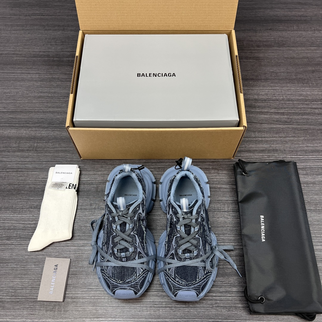 Balenciaga 纯 本Balenciaga巴黎世家 3XL 牛仔布 磨损效果 圆头厚底系带 低帮 老爹鞋 蓝色牛仔面 在延续 Track Trainer 户外轮廓和复杂牛仔布叠加鞋面结构的同时