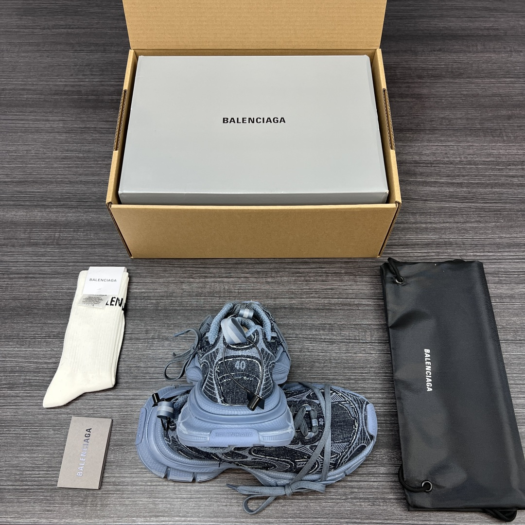 Balenciaga 纯 本Balenciaga巴黎世家 3XL 牛仔布 磨损效果 圆头厚底系带 低帮 老爹鞋 蓝色牛仔面 在延续 Track Trainer 户外轮廓和复杂牛仔布叠加鞋面结构的同时