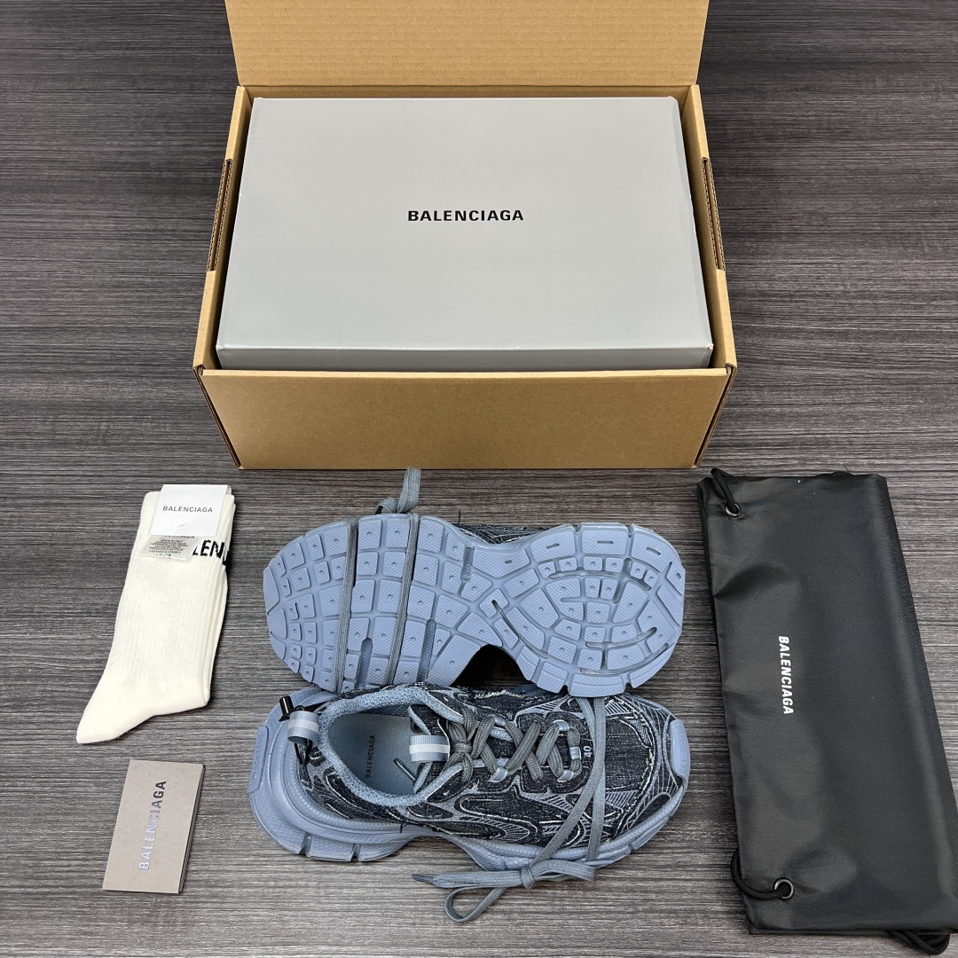 Balenciaga 纯 本Balenciaga巴黎世家 3XL 牛仔布 磨损效果 圆头厚底系带 低帮 老爹鞋 蓝色牛仔面 在延续 Track Trainer 户外轮廓和复杂牛仔布叠加鞋面结构的同时