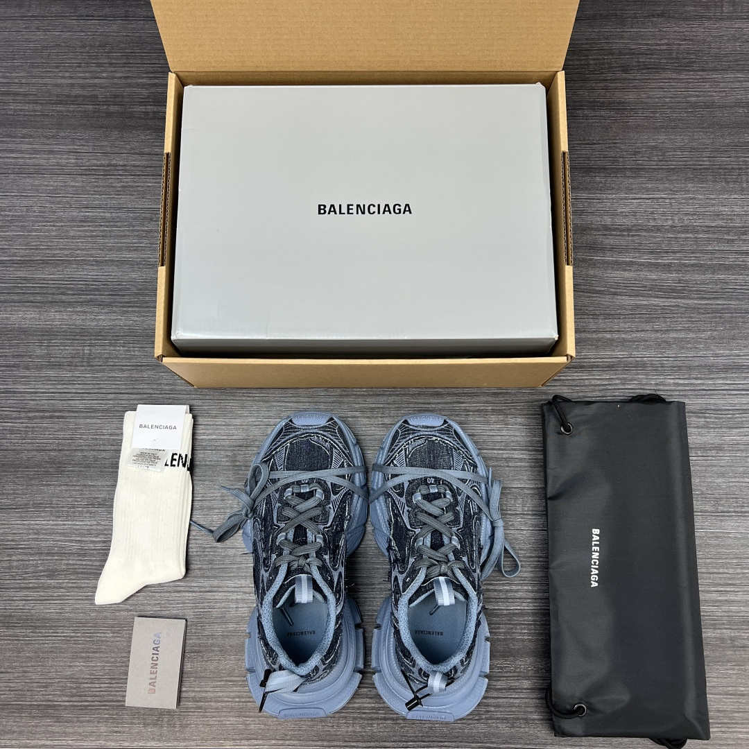 Balenciaga 纯 本Balenciaga巴黎世家 3XL 牛仔布 磨损效果 圆头厚底系带 低帮 老爹鞋 蓝色牛仔面 在延续 Track Trainer 户外轮廓和复杂牛仔布叠加鞋面结构的同时