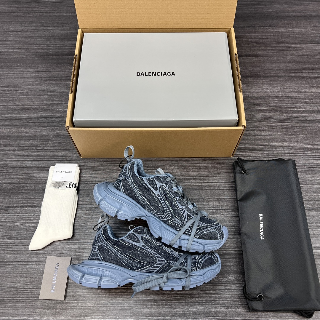 Balenciaga 纯 本Balenciaga巴黎世家 3XL 牛仔布 磨损效果 圆头厚底系带 低帮 老爹鞋 蓝色牛仔面 在延续 Track Trainer 户外轮廓和复杂牛仔布叠加鞋面结构的同时