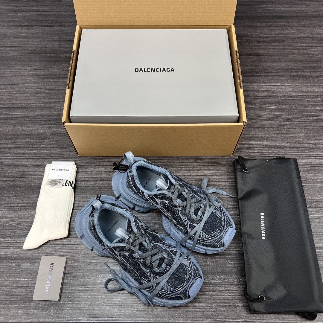 Balenciaga 纯 本Balenciaga巴黎世家 3XL 牛仔布 磨损效果 圆头厚底系带 低帮 老爹鞋 蓝色牛仔面 在延续 Track Trainer 户外轮廓和复杂牛仔布叠加鞋面结构的同时