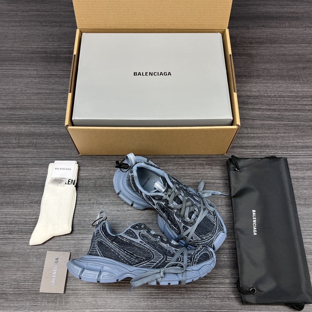 Balenciaga 纯 本Balenciaga巴黎世家 3XL 牛仔布 磨损效果 圆头厚底系带 低帮 老爹鞋 蓝色牛仔面 在延续 Track Trainer 户外轮廓和复杂牛仔布叠加鞋面结构的同时