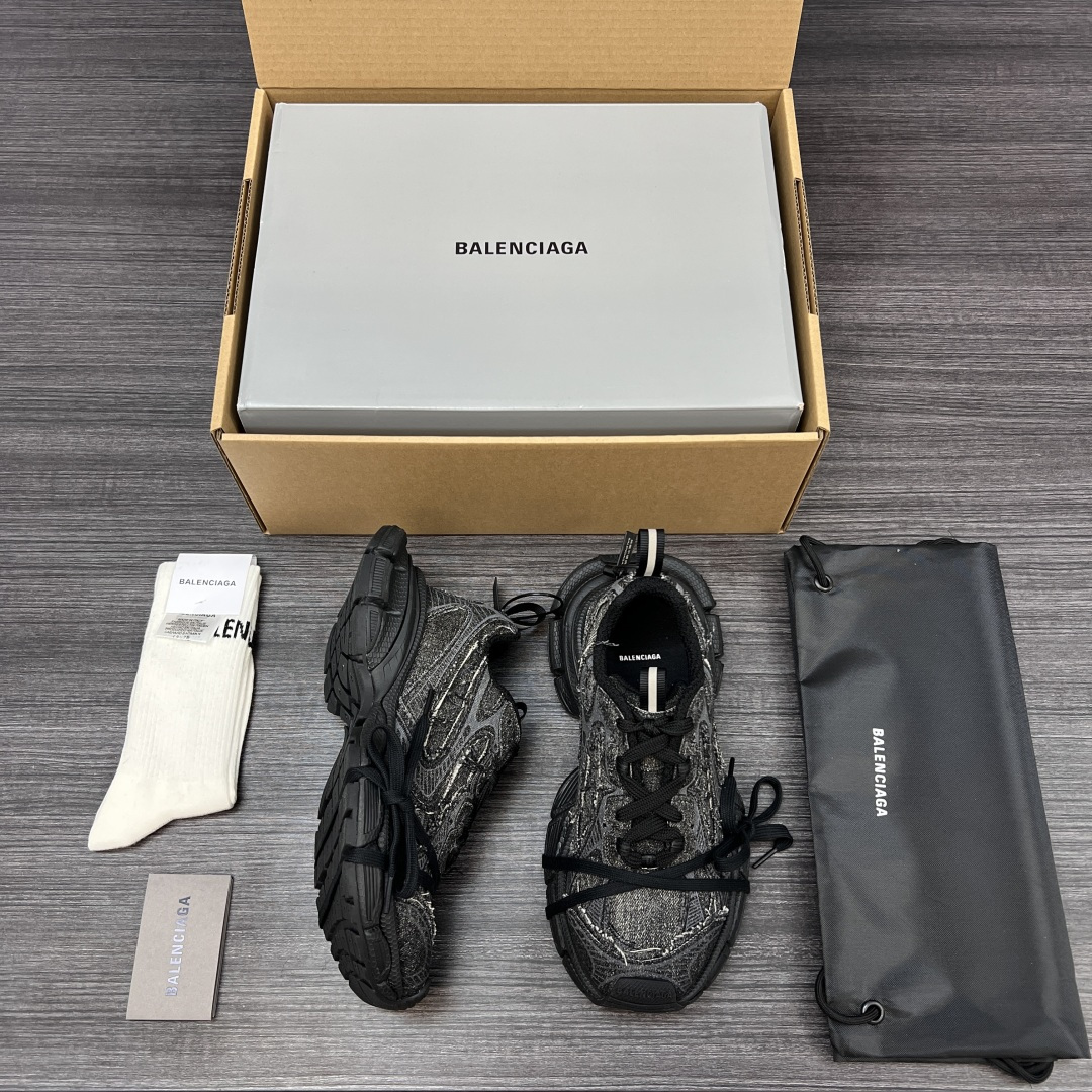 Balenciaga 纯 本Balenciaga巴黎世家 3XL 牛仔布 磨损效果 圆头厚底系带 低帮 老爹鞋 黑灰牛仔面 在延续 Track Trainer 户外轮廓和复杂牛仔布叠加鞋面结构的同时