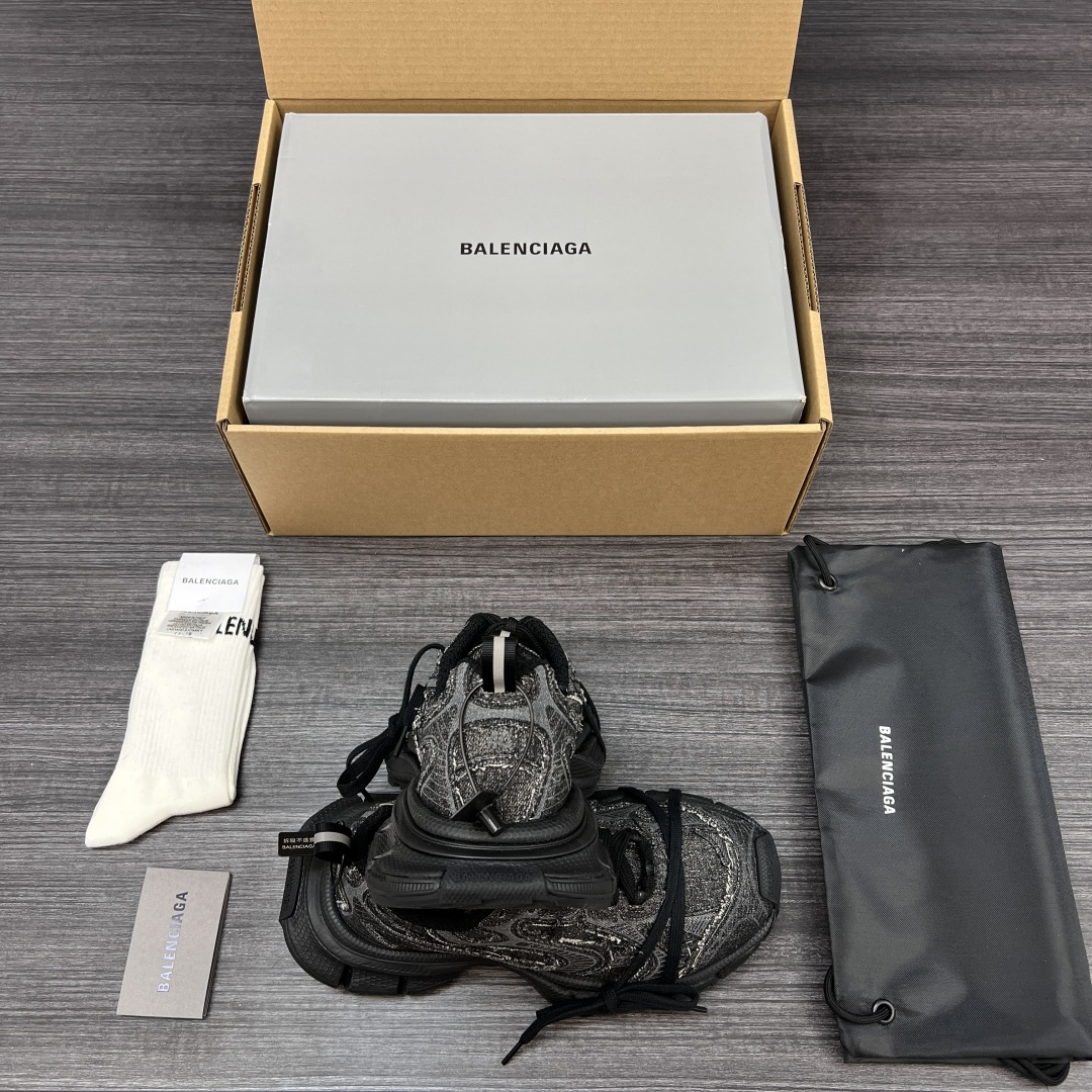 Balenciaga 纯 本Balenciaga巴黎世家 3XL 牛仔布 磨损效果 圆头厚底系带 低帮 老爹鞋 黑灰牛仔面 在延续 Track Trainer 户外轮廓和复杂牛仔布叠加鞋面结构的同时