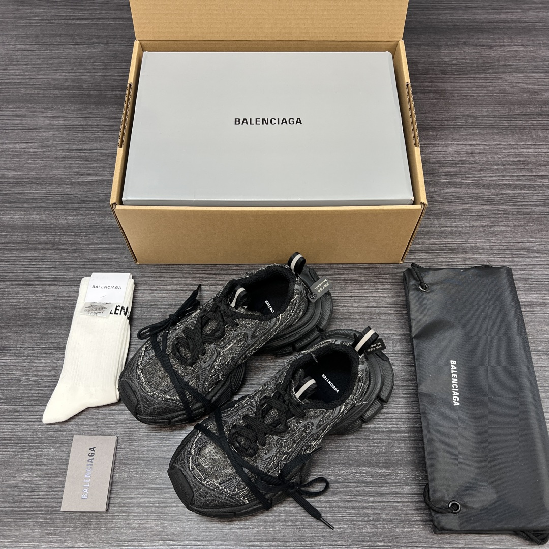 NO:356601,Pure original version of Balenciaga 3XL denim wear effect round toe thick-soled lace up low top dad shoes black and gray denim face While continuing the Track Trainer outdoor contour and complex denim superimposed upper structure, the new version adds transparent strap parts to the heel position, making the whole shoe look more retro. Packaging: Full set of original packaging reinforces the aircraft box packaging!  Number of codes: 35-46 codes!  (positive code),,balenciaga,balenciaga19860909纯原版本Balenciaga巴黎世家 3XL 牛仔布 磨损效果 圆头厚底系带 低帮 老爹鞋 黑灰牛仔面 在延续 Track Trainer 户外轮廓和复杂牛仔布叠加鞋面结构的同时,新版本在后跟位置增加了透明带的部件,整鞋看起来更加复古. 包装:全套原版包装加固飞机盒包装！ 码数:35-46码！(正码),,balenciaga,balenciaga,Men's shoes