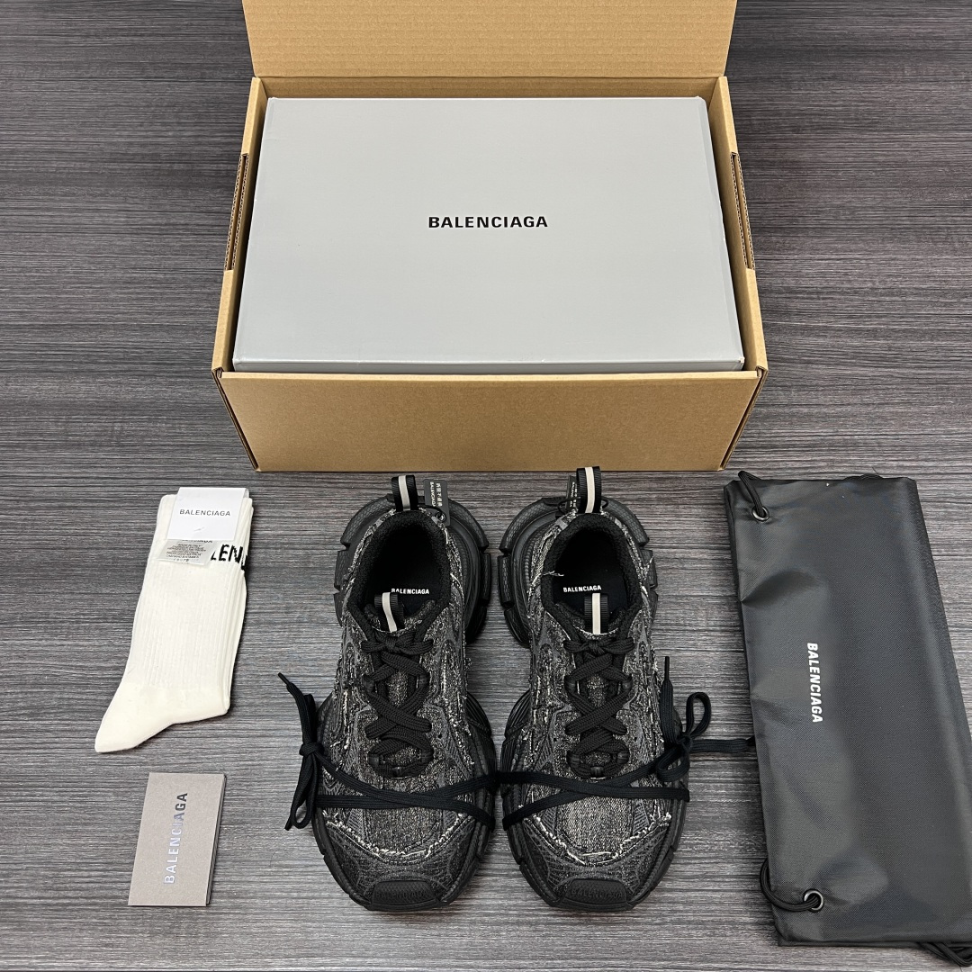 Balenciaga 纯 本Balenciaga巴黎世家 3XL 牛仔布 磨损效果 圆头厚底系带 低帮 老爹鞋 黑灰牛仔面 在延续 Track Trainer 户外轮廓和复杂牛仔布叠加鞋面结构的同时