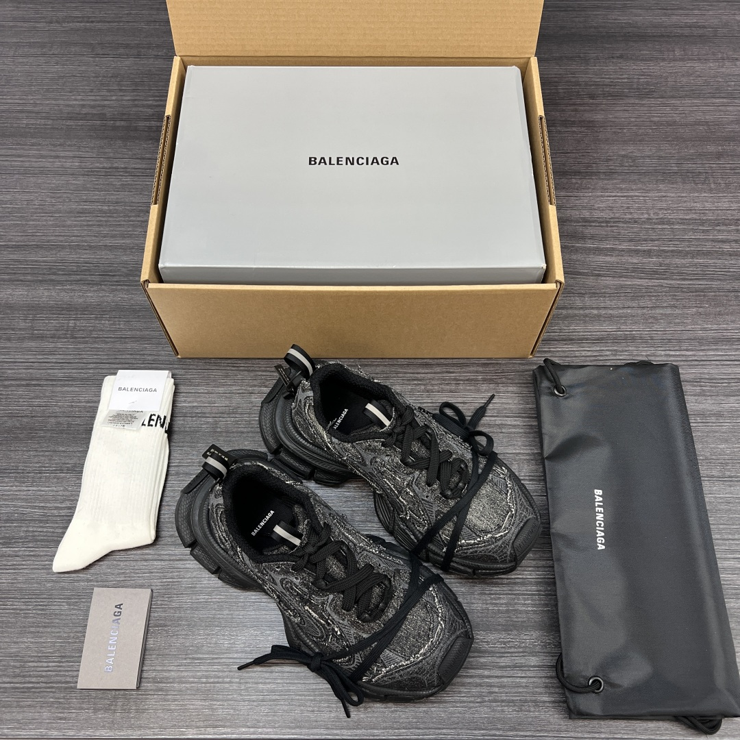 Balenciaga 纯 本Balenciaga巴黎世家 3XL 牛仔布 磨损效果 圆头厚底系带 低帮 老爹鞋 黑灰牛仔面 在延续 Track Trainer 户外轮廓和复杂牛仔布叠加鞋面结构的同时