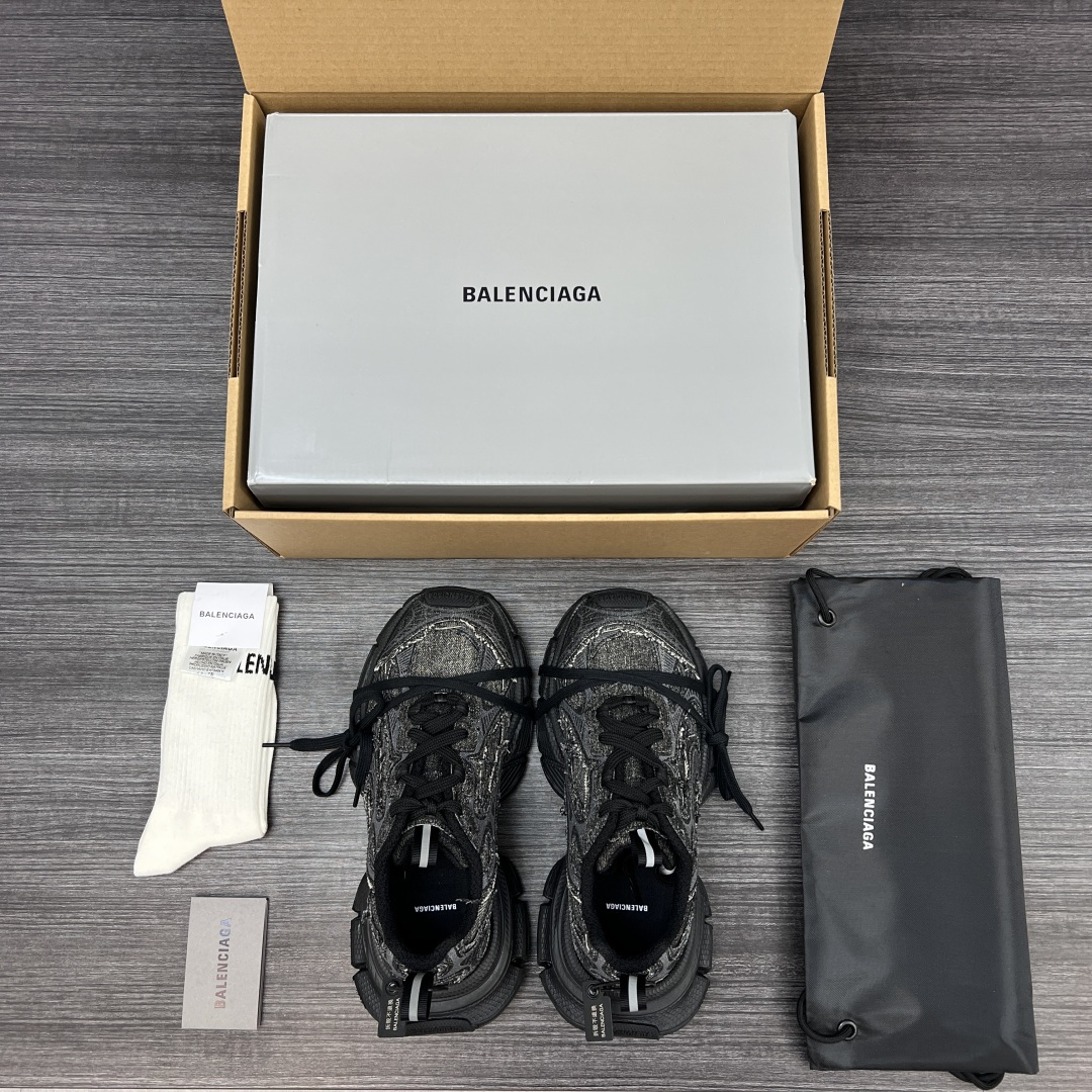 Balenciaga 纯 本Balenciaga巴黎世家 3XL 牛仔布 磨损效果 圆头厚底系带 低帮 老爹鞋 黑灰牛仔面 在延续 Track Trainer 户外轮廓和复杂牛仔布叠加鞋面结构的同时