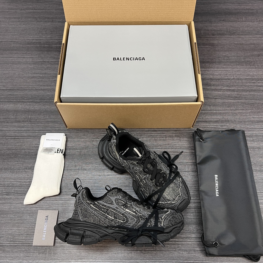 Balenciaga 纯 本Balenciaga巴黎世家 3XL 牛仔布 磨损效果 圆头厚底系带 低帮 老爹鞋 黑灰牛仔面 在延续 Track Trainer 户外轮廓和复杂牛仔布叠加鞋面结构的同时