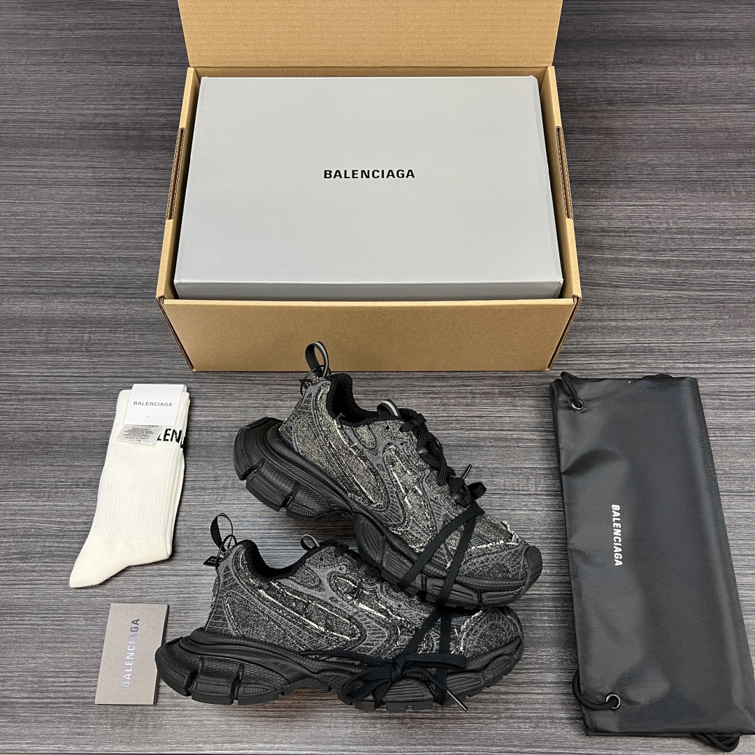 Balenciaga 纯 本Balenciaga巴黎世家 3XL 牛仔布 磨损效果 圆头厚底系带 低帮 老爹鞋 黑灰牛仔面 在延续 Track Trainer 户外轮廓和复杂牛仔布叠加鞋面结构的同时