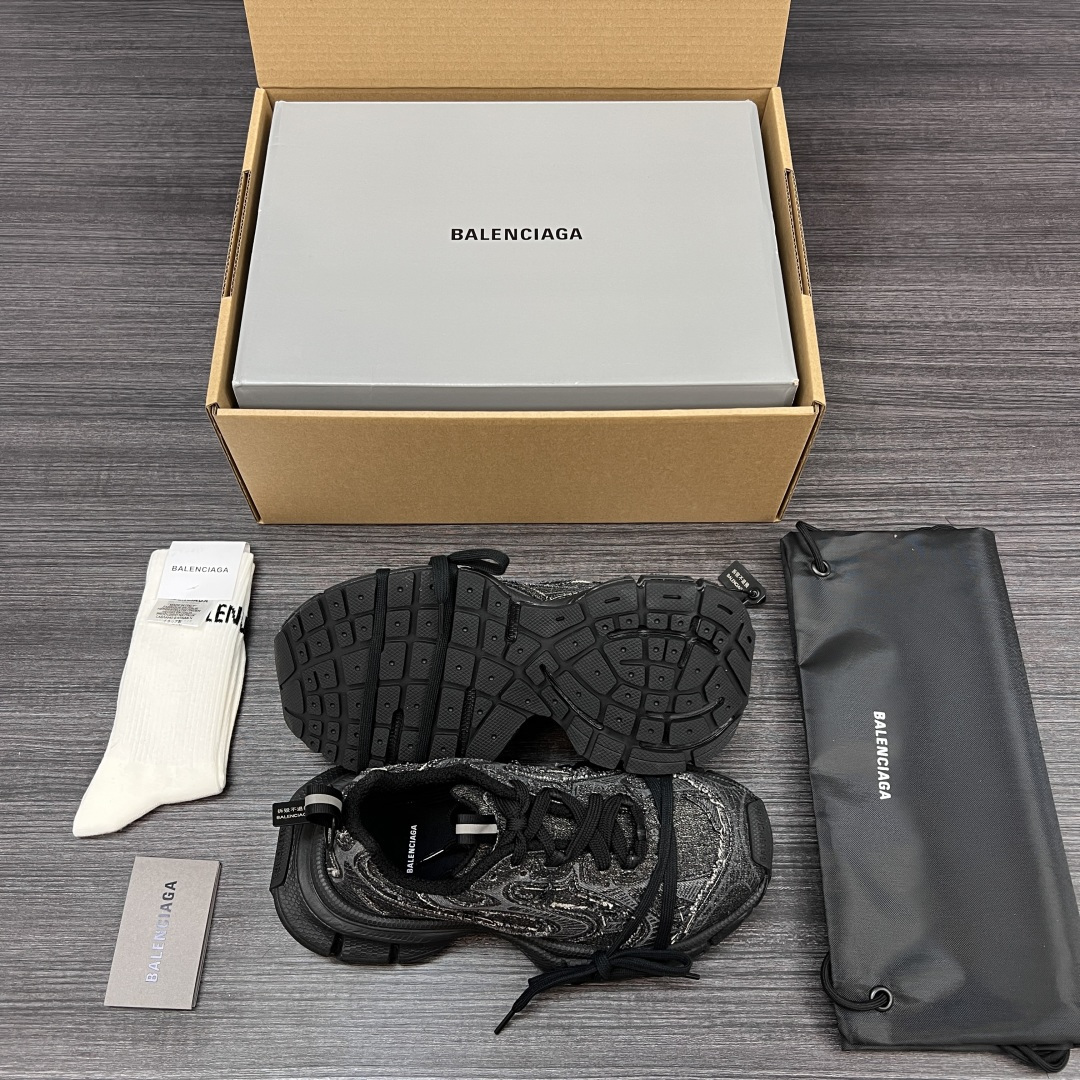 Balenciaga 纯 本Balenciaga巴黎世家 3XL 牛仔布 磨损效果 圆头厚底系带 低帮 老爹鞋 黑灰牛仔面 在延续 Track Trainer 户外轮廓和复杂牛仔布叠加鞋面结构的同时