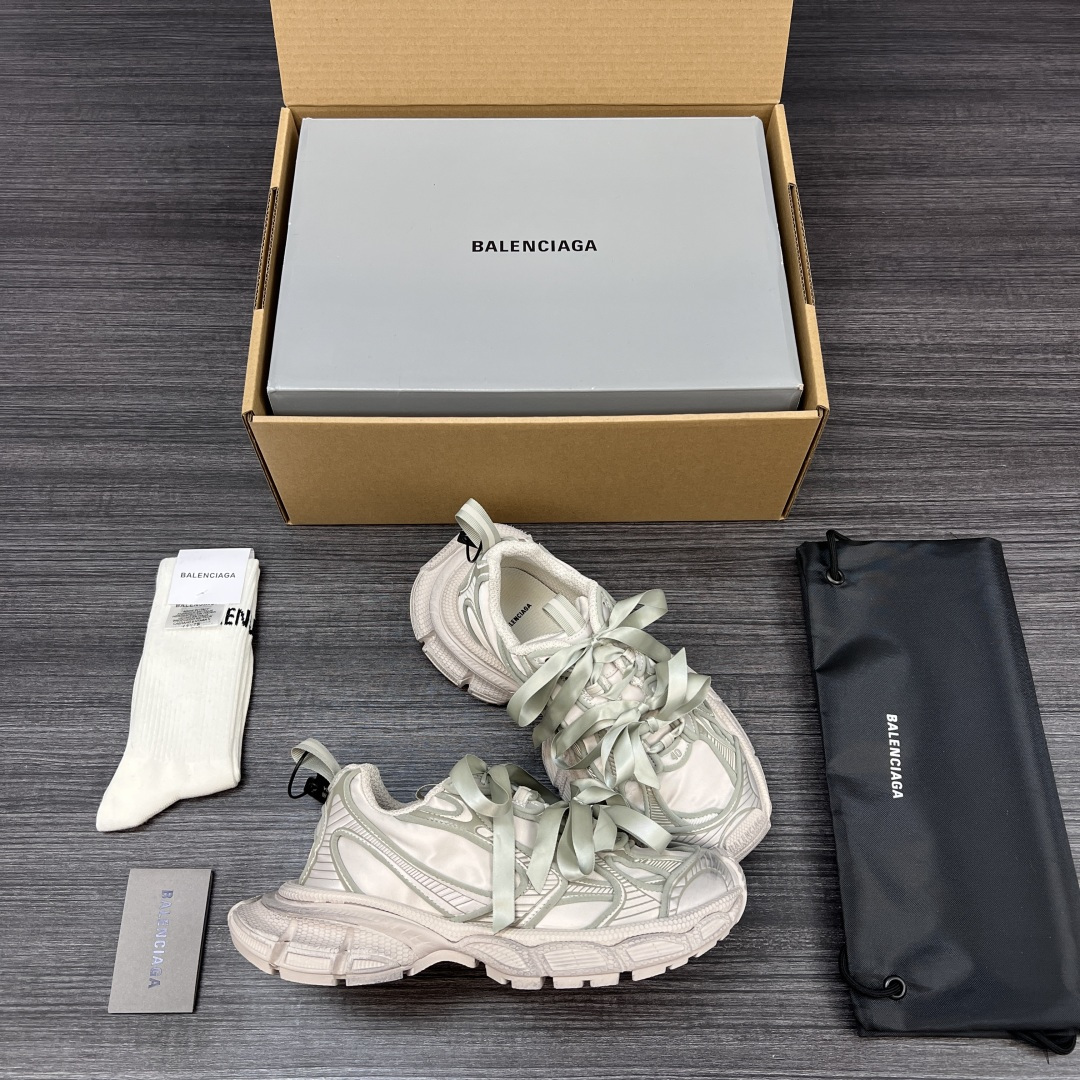 Balenciaga 纯 本Balenciaga巴黎世家 3XL 缎面蝴蝶结 人造革 圆头系代 低帮 老爹鞋 灰色 在延续 Track Trainer 户外轮廓和复杂鞋面结构的同时