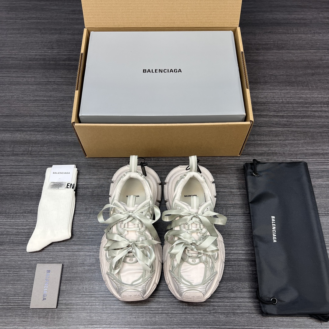 NO:356614,The original version of Balenciaga Balenciaga 3XL satin bow, artificial leather, round-toe tying, low-top daddy shoes, gray. While continuing the outdoor contour and complex upper structure of the Track Trainer, the new version adds transparent strap parts to the heel, making the whole shoe look more retro. The round-toe tying design is more convenient for wear!  Satin butterfly shoelaces are cool and cute and super good-looking!  Packaging: Full set of original packaging reinforced aircraft box packaging!  Number of codes: 35-46 codes!  (positive code),,balenciaga,balenciaga19860909纯原版本Balenciaga巴黎世家 3XL 缎面蝴蝶结 人造革 圆头系代 低帮 老爹鞋 灰色 在延续 Track Trainer 户外轮廓和复杂鞋面结构的同时,新版本在后跟位置增加了透明带的部件,整鞋看起来更加复古.圆头系带设计更加便于穿搭！缎面蝴蝶鞋带 又酷又萌颜值超级高！ 包装:全套原版包装加固飞机盒包装！ 码数:35-46码！(正码),,balenciaga,balenciaga,Men's shoes
