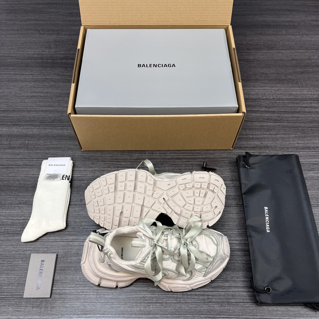Balenciaga 纯 本Balenciaga巴黎世家 3XL 缎面蝴蝶结 人造革 圆头系代 低帮 老爹鞋 灰色 在延续 Track Trainer 户外轮廓和复杂鞋面结构的同时