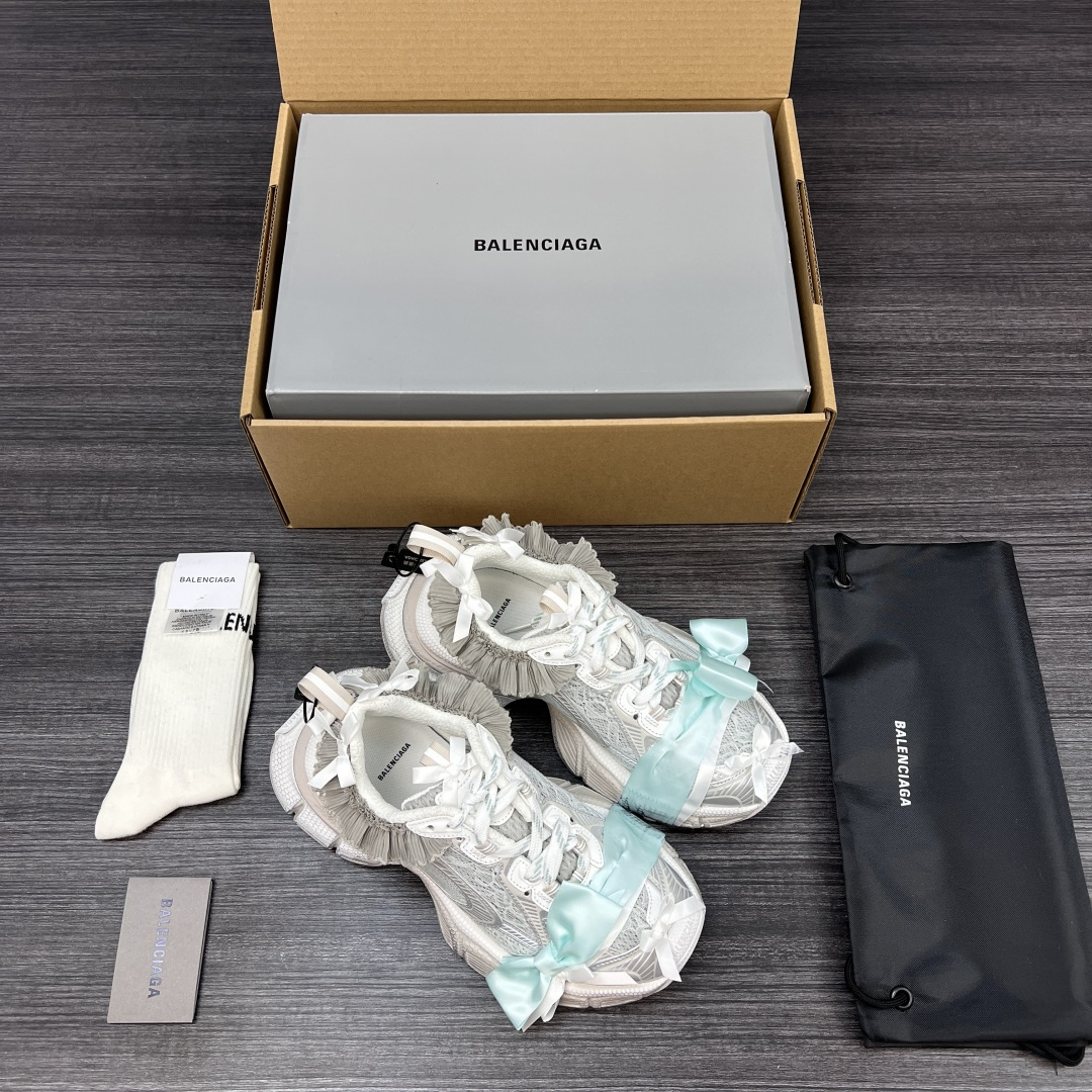 Balenciaga 纯 本Balenciaga巴黎世家 3XL 蕾丝结蝴蝶结 人造革 圆头系代 低帮 老爹鞋 白色 在延续 Track Trainer 户外轮廓和复杂鞋面结构的同时