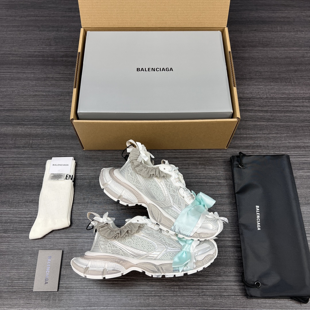 Balenciaga 纯 本Balenciaga巴黎世家 3XL 蕾丝结蝴蝶结 人造革 圆头系代 低帮 老爹鞋 白色 在延续 Track Trainer 户外轮廓和复杂鞋面结构的同时