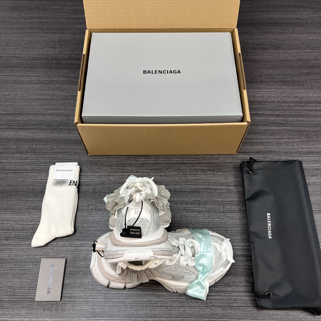 Balenciaga 纯 本Balenciaga巴黎世家 3XL 蕾丝结蝴蝶结 人造革 圆头系代 低帮 老爹鞋 白色 在延续 Track Trainer 户外轮廓和复杂鞋面结构的同时