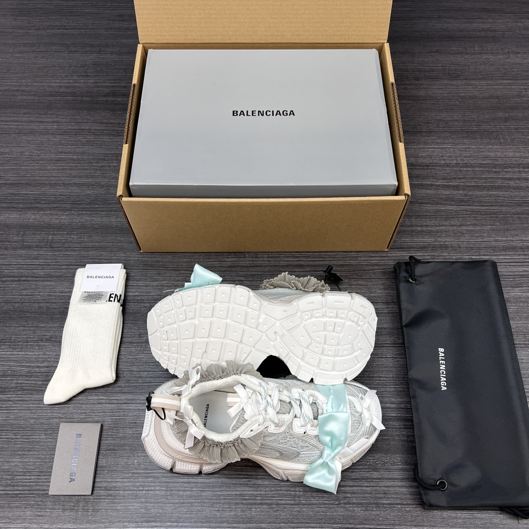 Balenciaga 纯 本Balenciaga巴黎世家 3XL 蕾丝结蝴蝶结 人造革 圆头系代 低帮 老爹鞋 白色 在延续 Track Trainer 户外轮廓和复杂鞋面结构的同时