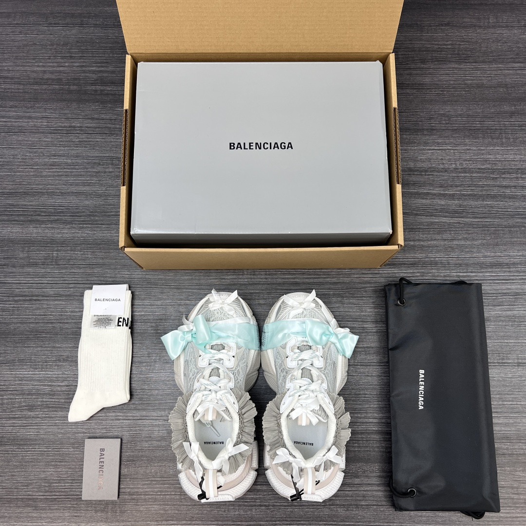 Balenciaga 纯 本Balenciaga巴黎世家 3XL 蕾丝结蝴蝶结 人造革 圆头系代 低帮 老爹鞋 白色 在延续 Track Trainer 户外轮廓和复杂鞋面结构的同时