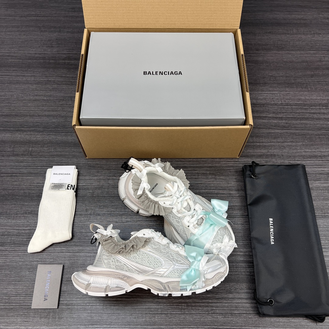 Balenciaga 纯 本Balenciaga巴黎世家 3XL 蕾丝结蝴蝶结 人造革 圆头系代 低帮 老爹鞋 白色 在延续 Track Trainer 户外轮廓和复杂鞋面结构的同时