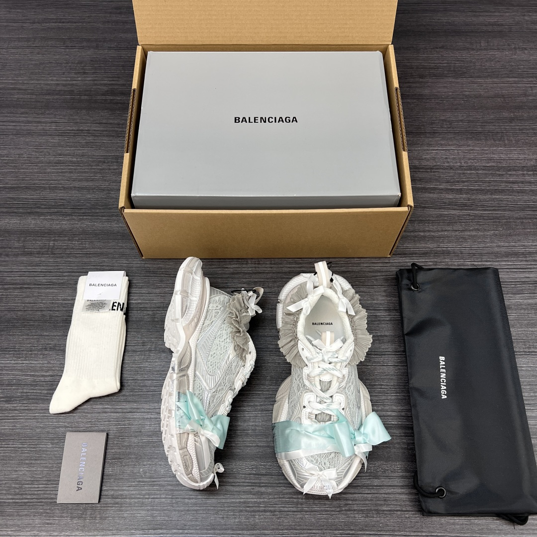 Balenciaga 纯 本Balenciaga巴黎世家 3XL 蕾丝结蝴蝶结 人造革 圆头系代 低帮 老爹鞋 白色 在延续 Track Trainer 户外轮廓和复杂鞋面结构的同时