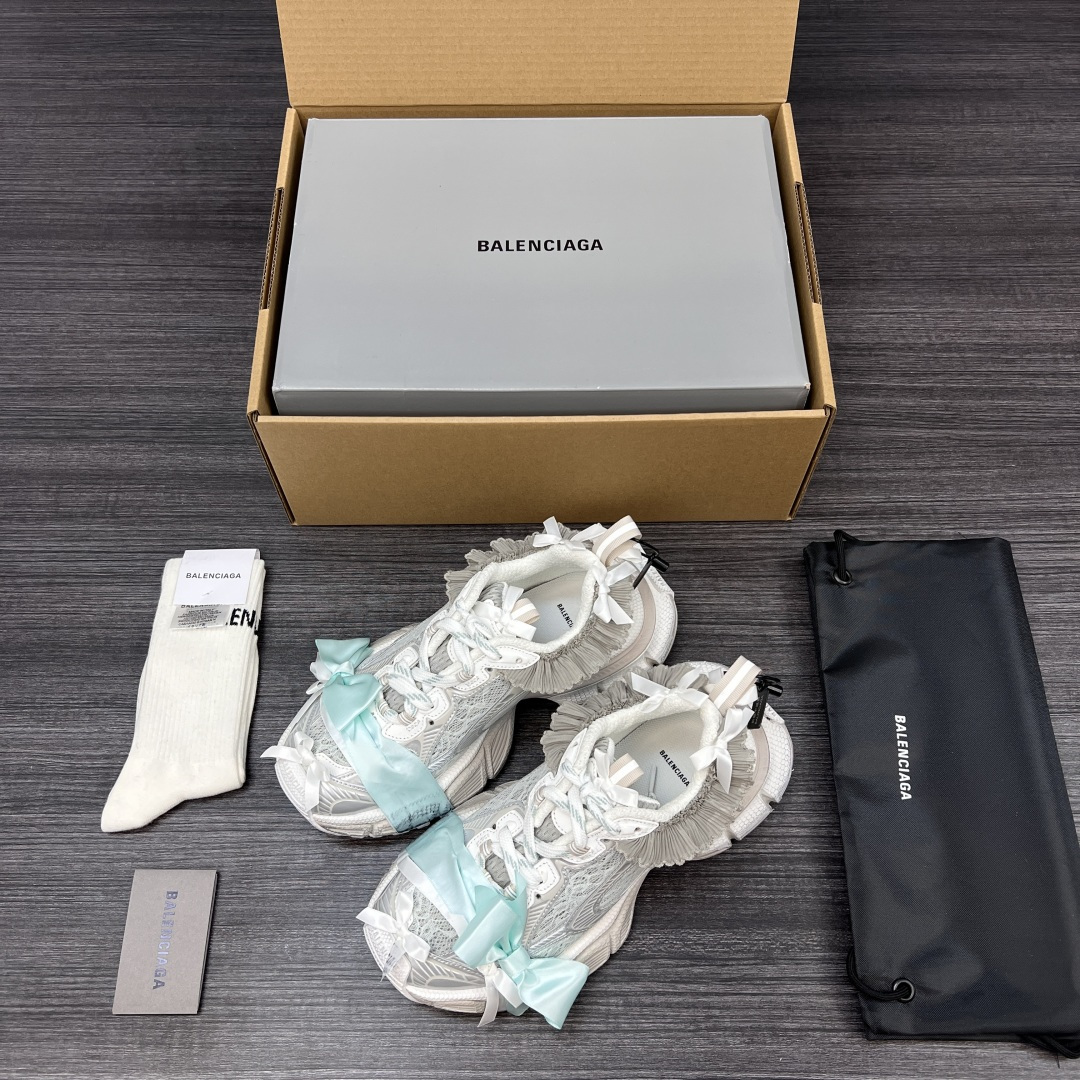 Balenciaga 纯 本Balenciaga巴黎世家 3XL 蕾丝结蝴蝶结 人造革 圆头系代 低帮 老爹鞋 白色 在延续 Track Trainer 户外轮廓和复杂鞋面结构的同时