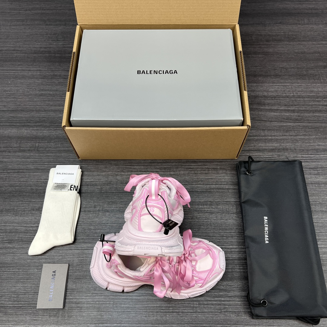 Balenciaga 纯 本Balenciaga巴黎世家 3XL 缎面蝴蝶结 人造革 圆头系代 低帮 老爹鞋 在延续 Track Trainer 户外轮廓和复杂鞋面结构的同时