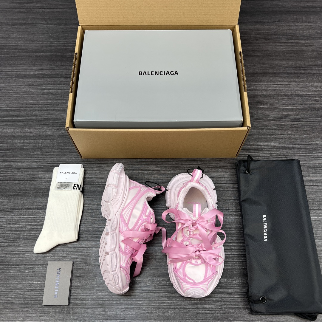 Balenciaga 纯 本Balenciaga巴黎世家 3XL 缎面蝴蝶结 人造革 圆头系代 低帮 老爹鞋 在延续 Track Trainer 户外轮廓和复杂鞋面结构的同时