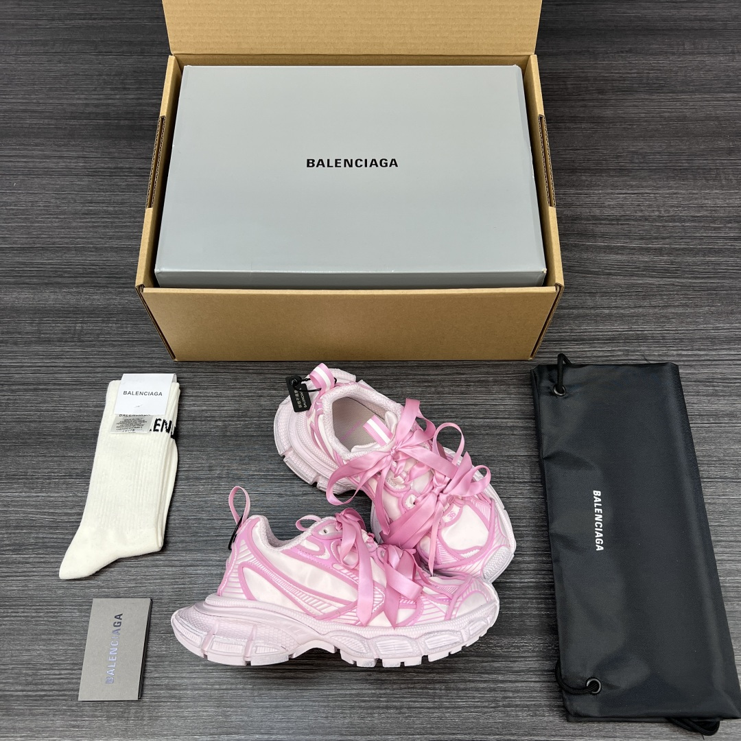 Balenciaga 纯 本Balenciaga巴黎世家 3XL 缎面蝴蝶结 人造革 圆头系代 低帮 老爹鞋 在延续 Track Trainer 户外轮廓和复杂鞋面结构的同时