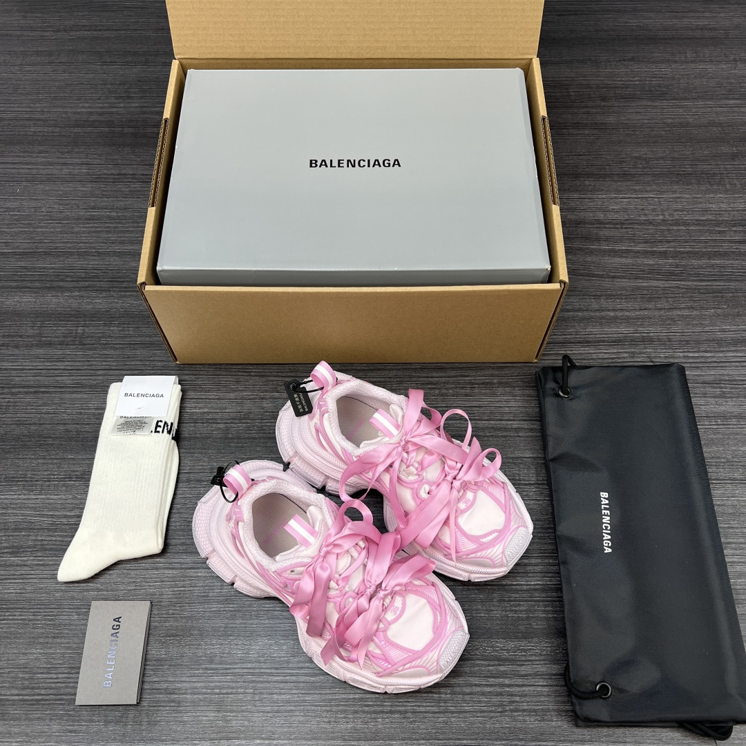 Balenciaga 纯 本Balenciaga巴黎世家 3XL 缎面蝴蝶结 人造革 圆头系代 低帮 老爹鞋 在延续 Track Trainer 户外轮廓和复杂鞋面结构的同时