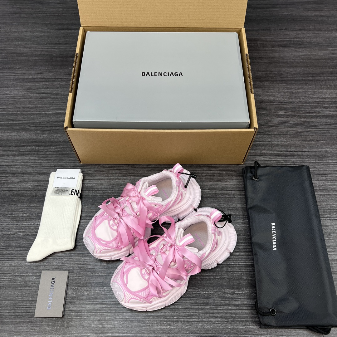 Balenciaga 纯 本Balenciaga巴黎世家 3XL 缎面蝴蝶结 人造革 圆头系代 低帮 老爹鞋 在延续 Track Trainer 户外轮廓和复杂鞋面结构的同时