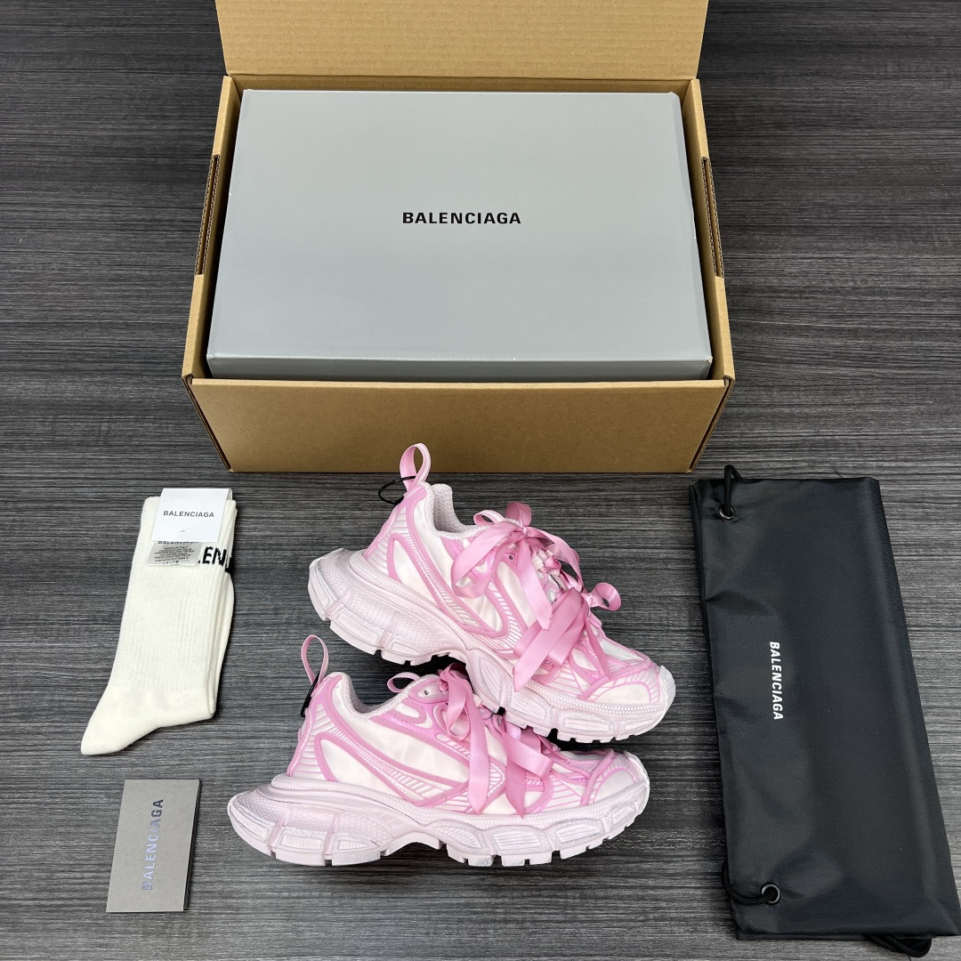 Balenciaga 纯 本Balenciaga巴黎世家 3XL 缎面蝴蝶结 人造革 圆头系代 低帮 老爹鞋 在延续 Track Trainer 户外轮廓和复杂鞋面结构的同时